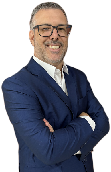 Leonardo Gouveia, fundador da NexxIA, de terno azul e braços cruzados, sorrindo